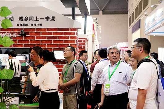 欧亿平台第76届教育装备展现场解读：用真正的“互动”让城乡学生同上一堂课